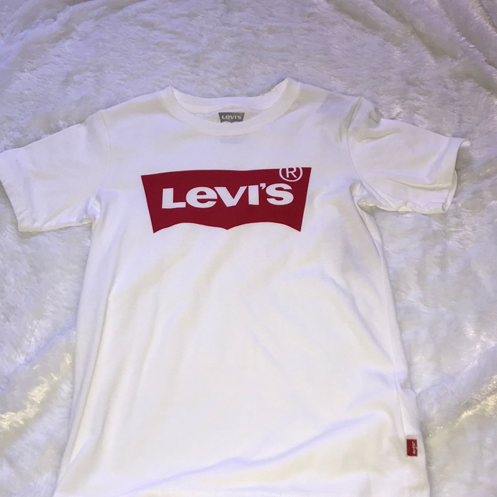 Levi’s white tee